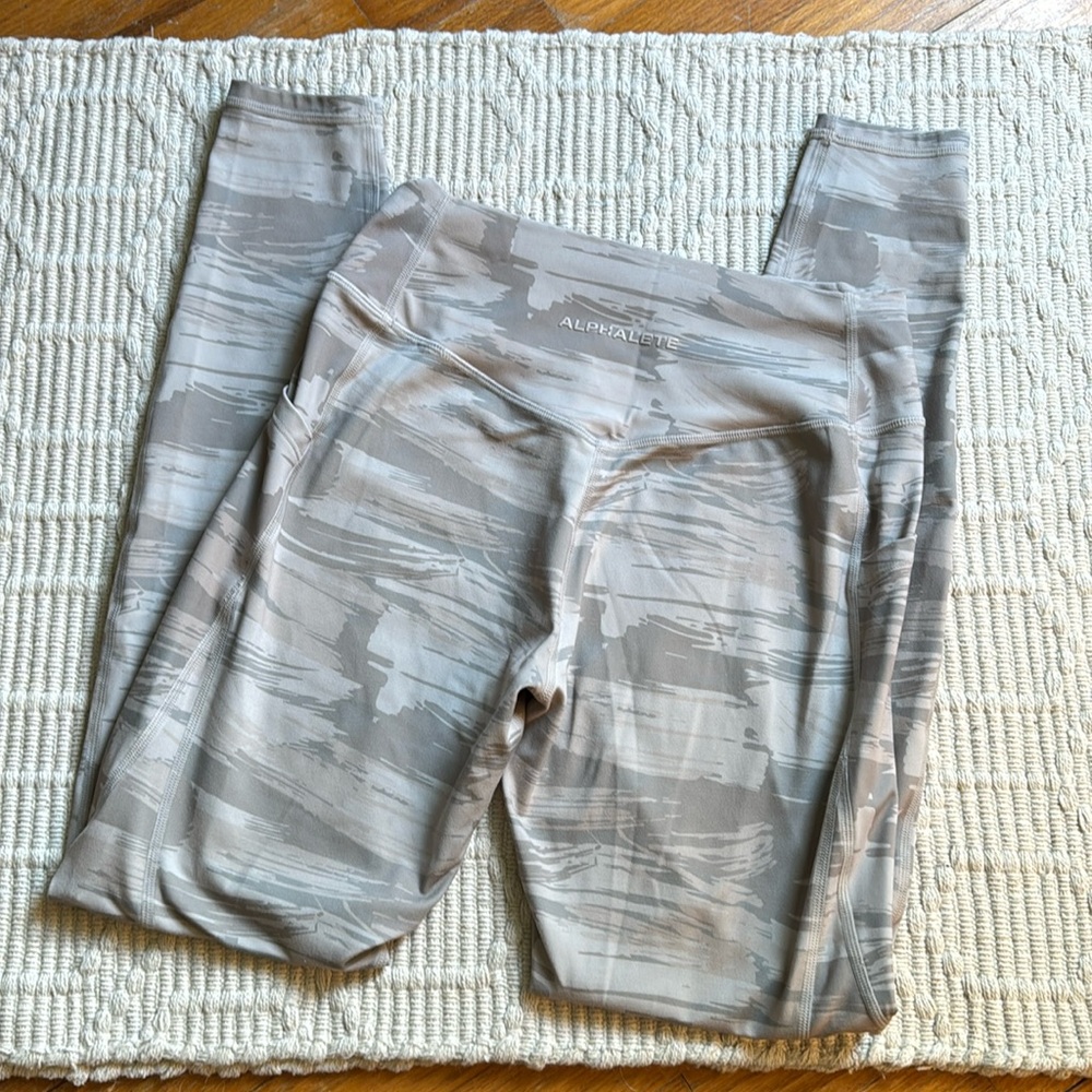 Alphalete Surface Pocket Leggings Desert Camo Size S